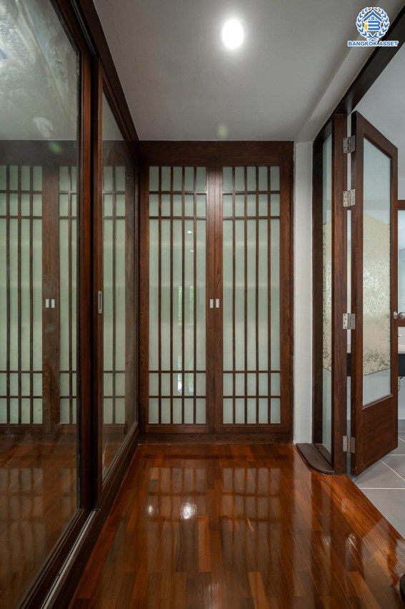 บ้านมือสองตกแต่งใหม่ โครงการ โนเบิล วานา วัชรพล ดีไซน์สุดโดดเด่น เนื้อที่ 101 ตร.ว. ฟังก์ชันจัดเต็ม 3 ห้องนอน 4 ห้องน้ำ 1 ห้องแม่บ้าน จอดรถได้ 2 คัน บนทำเลเดินทางสะดวก ใกล้เซ็นทรัลรามอินทรา, จุดขึ้นทางด่วน "สุขาภิบาล5-1" และรถไฟฟ้าสายสีชมพู "สถานีวัชรพล"